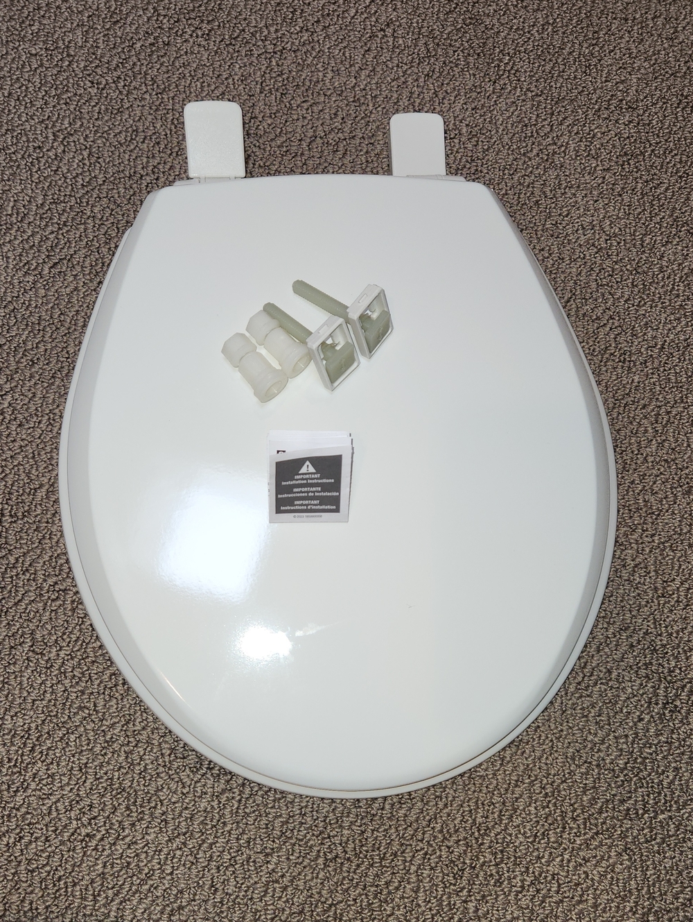 Mayfair White Toilet Seat with Soft-Close Hinges - Universal Fit NEW